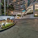 Ilikai\'S Best Beach Front Executive Suite
